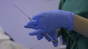 syringe sa mga kamot sa usa ka doktor